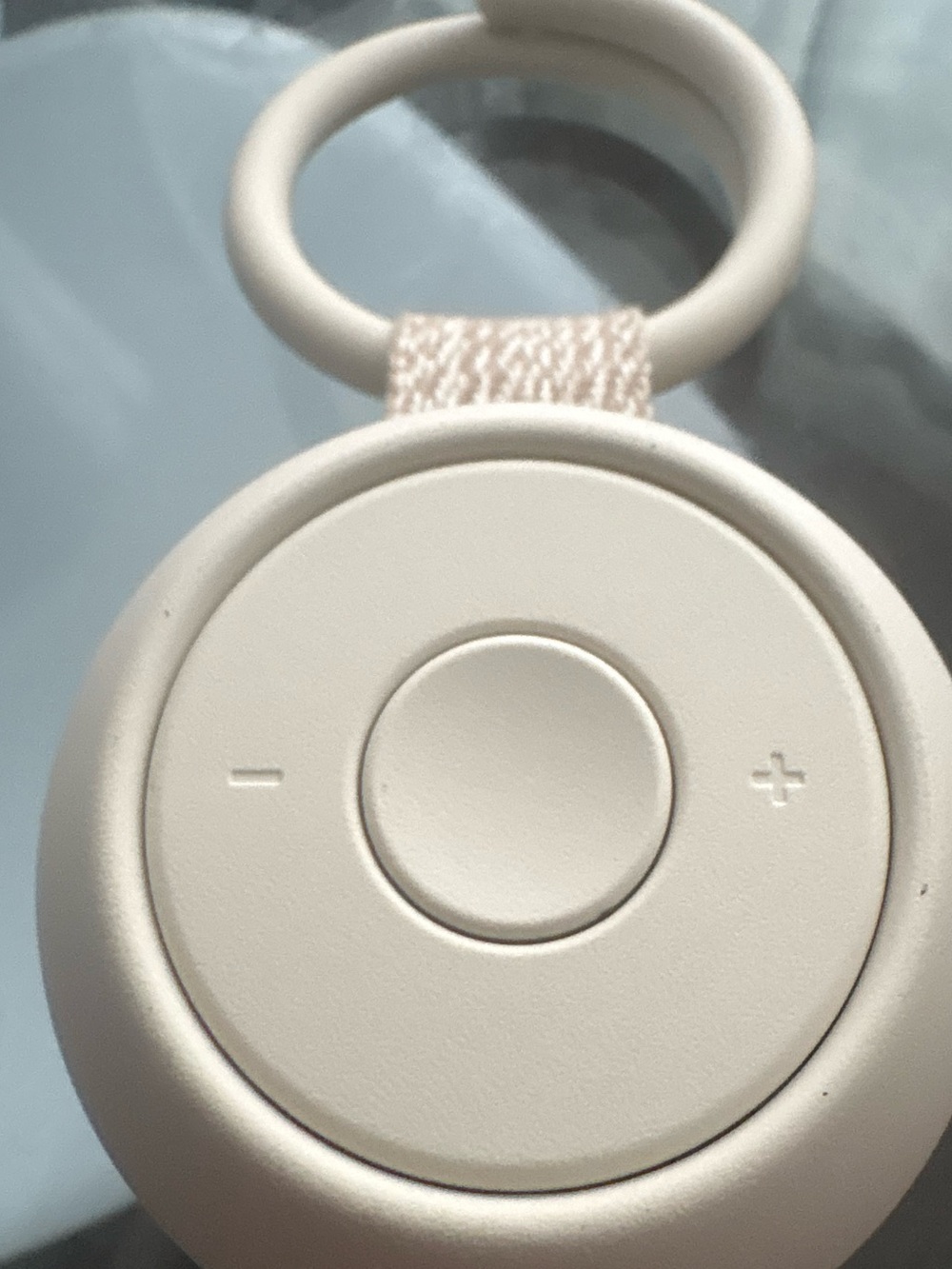 Hatch Portable Round Remote Control in Cream